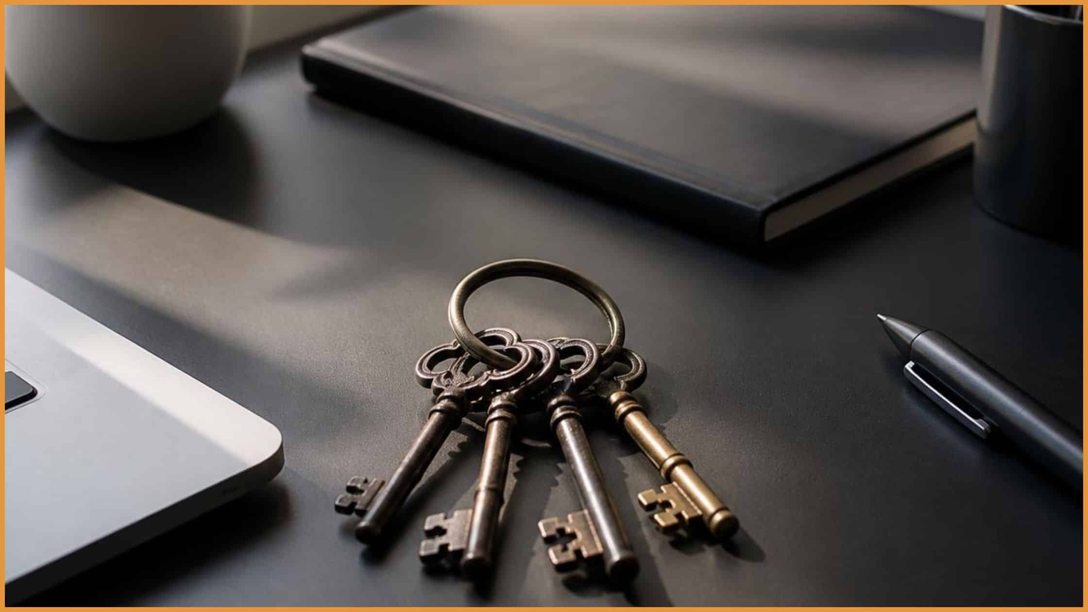 Symbolissch für das Thema Backup einer Website ist ein alter Schlüsselbund auf einem mdoernen Schreibtisch zu sehen.